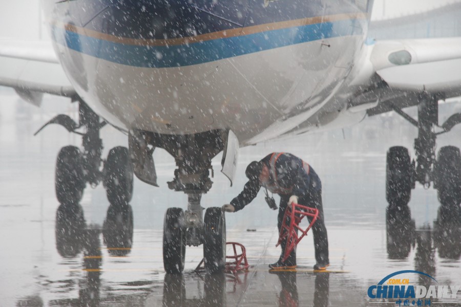 烏機(jī)場(chǎng)迎今冬首場(chǎng)降雪 南航新疆進(jìn)入“冬運(yùn)模式”