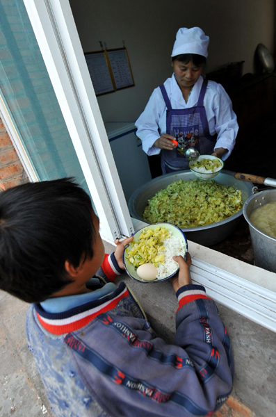 云南山區小學校的學生“營養餐”