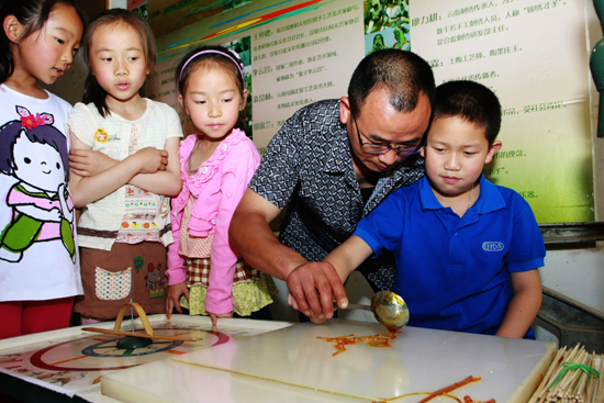 昆明：十余名小學生到文化傳習館學手藝