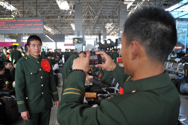 武警云南總隊數千名老兵昨起光榮退伍