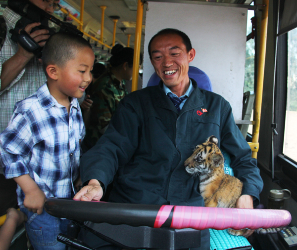 迎接南博會 旅游專線首發云南野生動物園