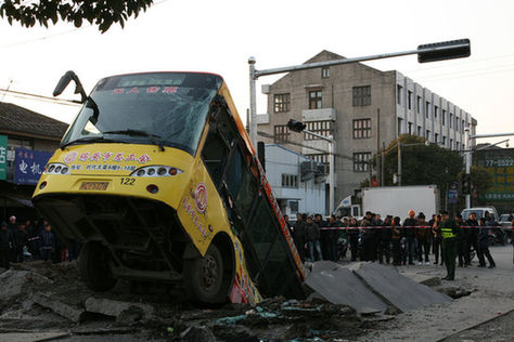 浙江瑞安道路爆炸 公交車被掀4米高后落坑中