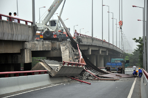 杭州錢江三橋輔橋部分橋面塌落 一輛重型車墜落