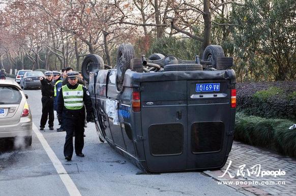 杭州運(yùn)鈔車仰翻 警方護(hù)衛(wèi)十余箱現(xiàn)金