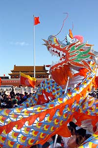 Beijing residents perform dragon dance on the Tiananmen Square to celebrate the 55th anniversary of the founding of People's Republic of China, October 1, 2004. [Reuters]