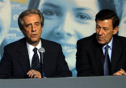 Leftist candidate Tabare Vazquez, left, accompanied by his running mate Rodolfo Nim speaks at a news conference after he declared victory in Uruguay's presidential election, Sunday, Oct. 31, 2004, in Montevideo. [AP]