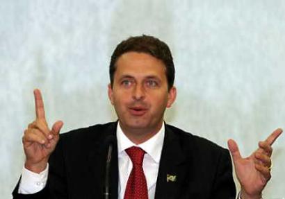 Brazilian Science and Technology Minister Eduardo Campos attends a press conference in Brasilia, November 24, 2004. Brazil's uranium enrichment plant in Resende will start working before the end of the year after getting a go-ahead from the United Nations nuclear watchdog, Campos said on Wednesday. [Reuters]