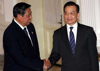 Indonesian President Susilo Bambang Yudhoyono (L) greets Chinese Prime Minister Wen Jiabao for a meeting at the Presidential palace in Jakarta, January 5, 2005. Global leaders gathering in Jakarta to discuss the tsunami that devastated countries around the Indian Ocean will try to draw lesson from disaster, including looking at a future warning system.