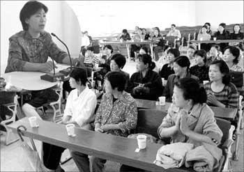 Li Jie, a teacher from Yangzhou Education College, gives a lecture to students of the Mothers' School founded in Gaoyou, Yangzhou, in East China's Jiangsu Province, by the local women's federation. The school invites experts to give mothers talks on how to improve family life. 