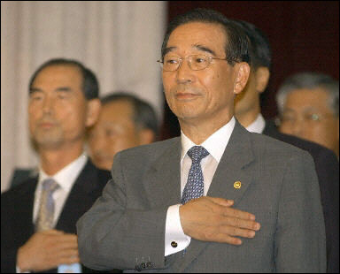 South Korea's Defense Minister Yoon Kwang-Ung, seen in Seoul at his inauguration ceremony, 29 July 2004, left for Beijing for talks focused on resolving the stand-off over North Korea's nuclear ambitions. [AFP/File]