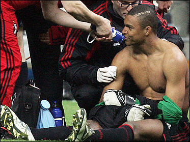 AC Milan keeper Nelson Dida, seen here being treated after being struck by a flare, said he suffered only bruising and a 'slight burn' from the incident that occurred during the Italian club's Champions League quarter-final against Inter Milan(AFP/File/Paco Serinelli) 