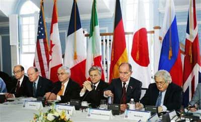 World Bank President James D. Wolfensohn, right, International Monetary Fund Managing Director Rodrigo de Rato, second right, European Union Central Bank Governor Jean-Claude Trichet, third right, Federal Reserve Chairman Alan Greenspan, left, and US Treasury Secretary John Snow, second left, listen to opening statements at the start of the G-7 ministerial meeting, Saturday, April 16, 2005, in Washington. (AP