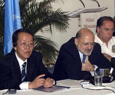 (L to R) Chairman of the UN Security Council Ambassador Guangya Wang of China, Ambassador Ronaldo Mota Sardenberg of Brazil, Ambassador Juan Gabriel Valdez, the UN's Special Representative to Haiti address the media in Petion-ville, April 16, 2005. [Reuters/file]