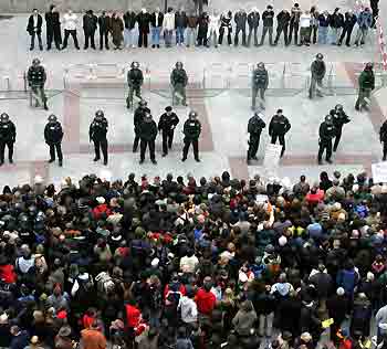 Far-right supporters (top) stand in a row separated by the police from anti-fascist protestors during a demonstration in front of Munich's historical town hall May 8, 2005. [Reuters]