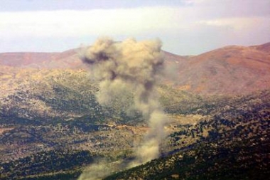 Smoke rises from Shebaa farms in south Lebanon on the border with Israel May 13, 2005. Israeli artillery and aircraft pounded the outskirts of Lebanese border villages on Friday in a fierce clash with Hizbollah guerrillas that ratcheted up tensions on the volatile frontier. REUTERS