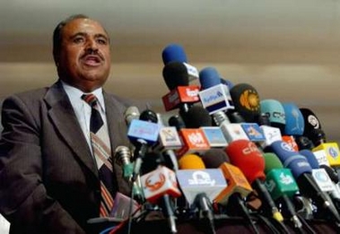 Sunni Arab leader Ali al-Mashehadani speaks to reporters during a news conference after an assembly session in Baghdad August 28, 2005.