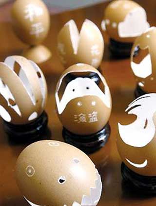 Lovely carving eggs done by Dou Baoguang.[thebeijingnews.com] 