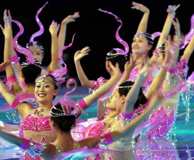 Chinese girls perform at the closing ceremony of the 10th National Games in Nanjing, East China's Jiangsu Province Sunday October 23, 2005. Jiangsu garnered 56 gold medals to top the tally for the first time in an event widely considered a rehearsal for the 2008 Olympic Games. [Xinhua]