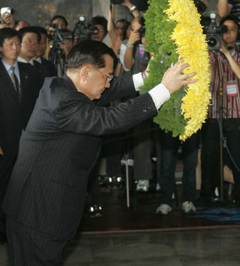 Lien Chan vows to follow in Sun's footsteps