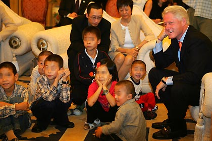 Clinton meets AIDS orphans