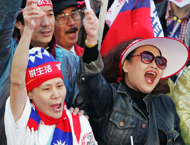 Taipei march protests Chen's political ploy