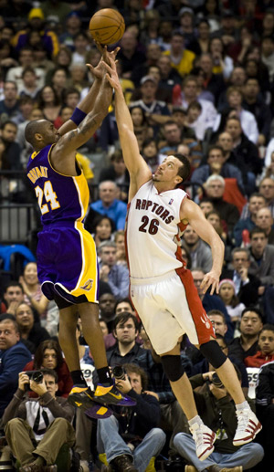 Turkoglu's 2 free throws lift Raptors over Lakers