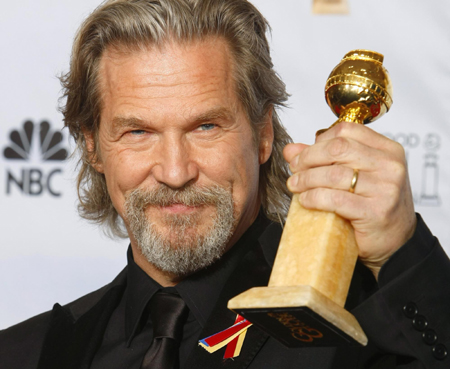 Jeff Bridges poses with his award for Best Performance by an Actor in 