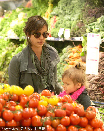 Jessica Alba and Honor shopping at Market