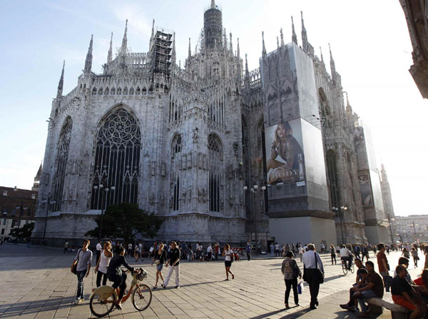 Burberry advertises on Duomo