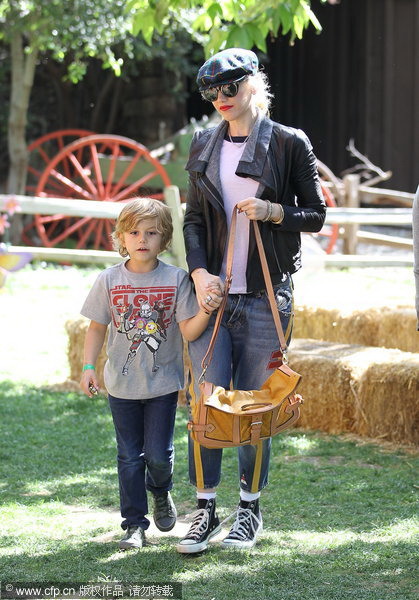 Star Tracks in March:Gwen Stefani takes her boys out