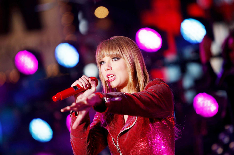 Swift, Psy and Jepsen perform in Times Square