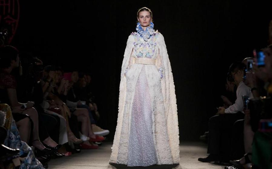 Chinese designer shows collection in Paris