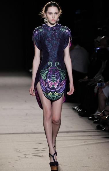 Chinese designer shows collection in Paris