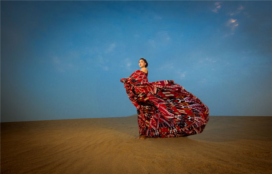 Models heat up Xinjiang desert with Atlas silk