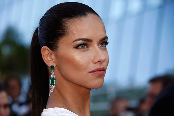 Adriana Lima to walk 16th Victoria's Secret show