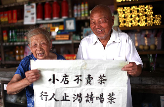 Store owner serves free tea in summer