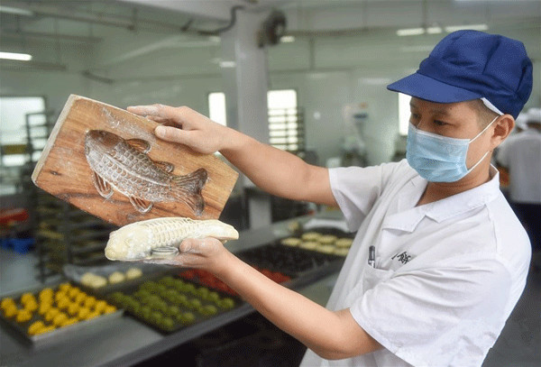 Fuzhou's carp-shaped cakes suit Mid-Autumn Festival best