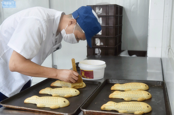 Fuzhou's carp-shaped cakes suit Mid-Autumn Festival best