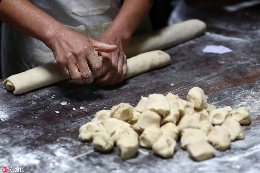 Anhui-style mooncakes bring authentic taste to E China