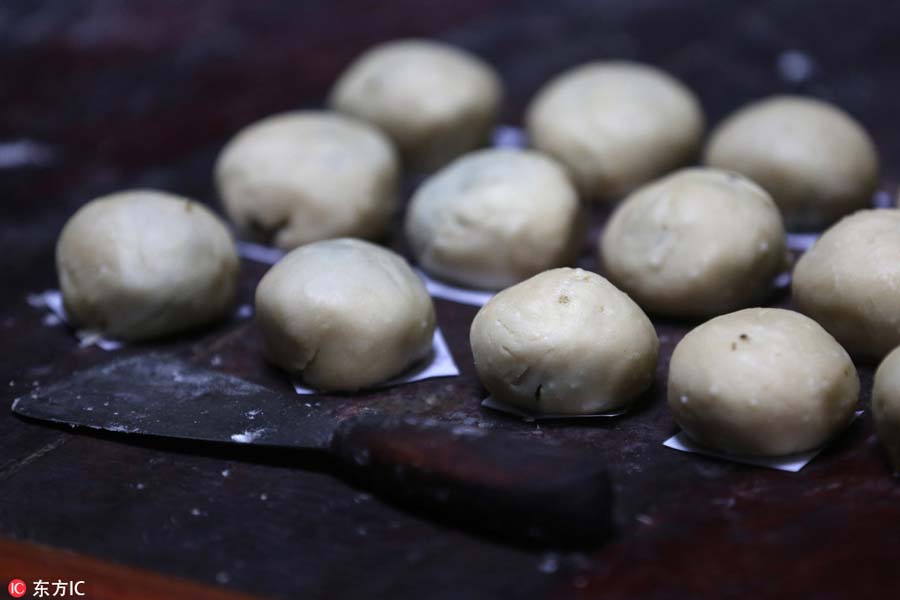 Anhui-style mooncakes bring authentic taste to E China