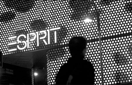 Esprit profit dives 98%