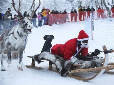 歐洲國家舉行圣誕老人大賽：爬煙囪滑雪橇