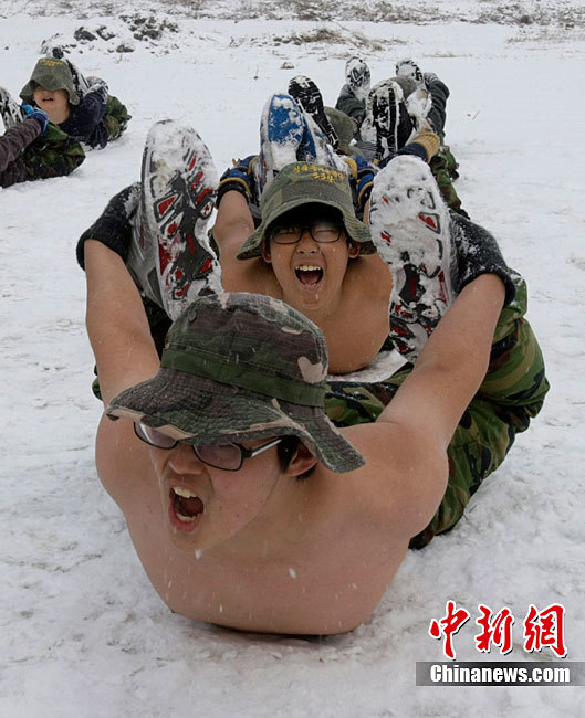 組圖：韓國中小學生赤膊在雪地中軍訓