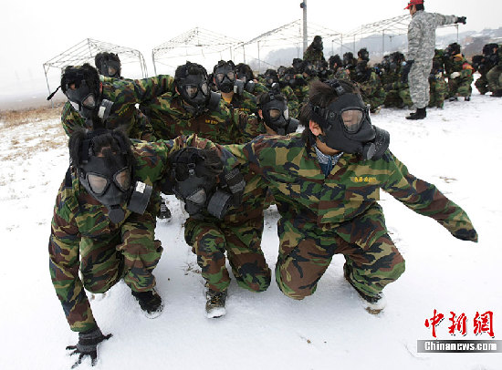 組圖：韓國中小學生赤膊在雪地中軍訓