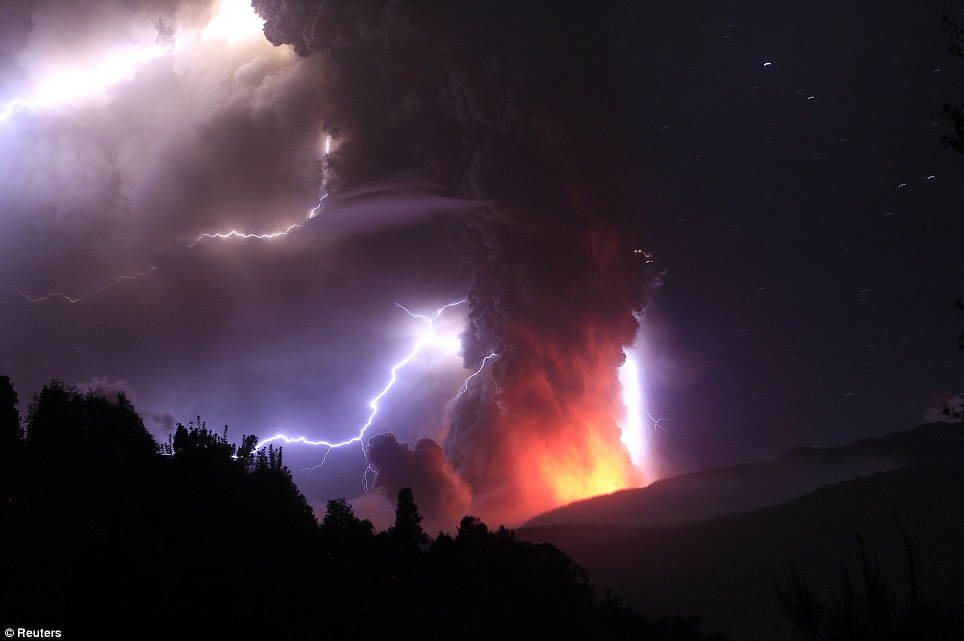 組圖：智利火山噴發(fā)伴隨電閃雷鳴 場(chǎng)面蔚為壯觀