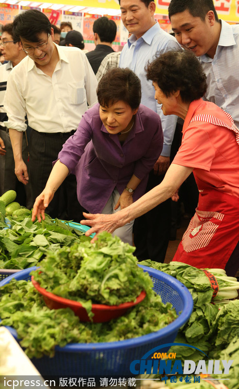 樸槿惠走進菜場詢問最新菜價 關心民眾生活（組圖）