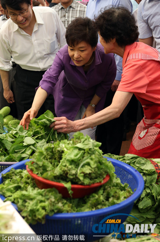 樸槿惠走進菜場詢問最新菜價 關心民眾生活（組圖）