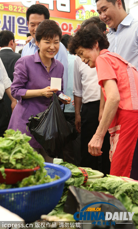 樸槿惠走進菜場詢問最新菜價 關心民眾生活（組圖）