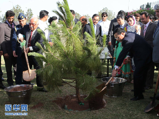 李克強同巴基斯坦總理霍索共同種植中巴友誼樹