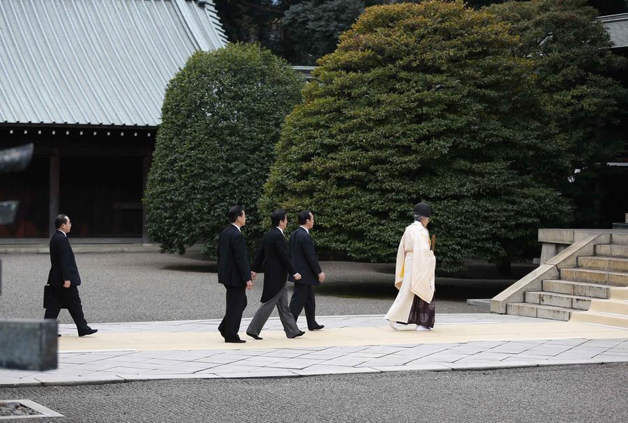 安倍晉三在神職人員引領(lǐng)下參拜靖國神社